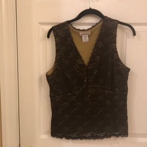 Women’s sleeveless soft lace v-neck top
